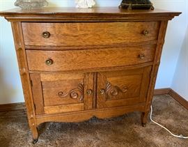 Antique Oak Dresser Cabinet	30x32x16in	HxWxD