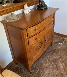 Antique Oak Dresser Cabinet	30x32x16in	HxWxD