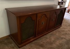 Motorola Vintage Console Stereo w/ TV	31x68x22in	HxWxD