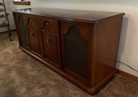 Motorola Vintage Console Stereo w/ TV	31x68x22in	HxWxD