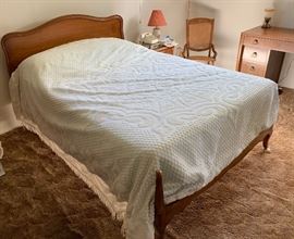 Antique Maple Full Size Bed Complete Mattress/Frame/Boxspring	42x57x78inH HxWxD