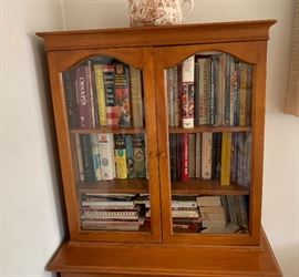 Heywood Wakefield Maple China Hutch Cabinet	69x36x18in	HxWxD