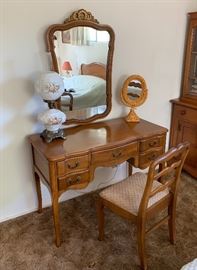 Country Maple Vanity desk w/ Mirror	30x44x23in	HxWxD