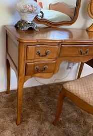 Country Maple Vanity desk w/ Mirror	30x44x23in	HxWxD