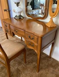Country Maple Vanity desk w/ Mirror	30x44x23in	HxWxD