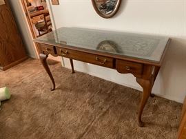 Thomasville French CountryOak Desk	31x57x23in	HxWxD