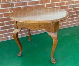 Oak Oval Console/End Table	23x28x23in	HxWxD
