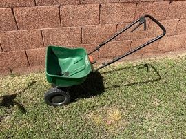 Scotts Turf Builder Edgeguard Mini Seed/Fertilizer Broadcaster