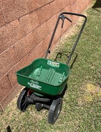 Scotts Turf Builder Edgeguard Mini Seed/Fertilizer Broadcaster