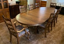 Oak Dining Room Table w/ 6 Chairs (2 Leaves)	29x25Wx72/90/108 in Long HxWxL