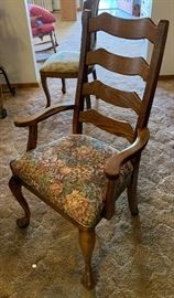 Oak Dining Room Table w/ 6 Chairs (2 Leaves)	29x25Wx72/90/108 in Long HxWxL