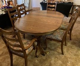 Oak Dining Room Table w/ 6 Chairs (2 Leaves)	29x25Wx72/90/108 in Long HxWxL
