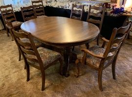 Oak Dining Room Table w/ 6 Chairs (2 Leaves)	29x25Wx72/90/108 in Long HxWxL