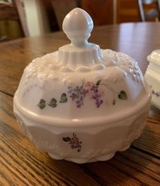 Westmoreland Roses Bows Grape Milk Glass Covered Bowl	 