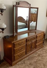 Oak Hill by Temple Stewart  9 Drawer Dresser w/ Mirror	32x71x20in +47.5 in for Mirror HxWxD