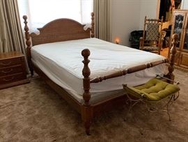 Queen Oak Bed frame with or without Mattress	45x62x88in	HxWxD