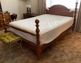 Queen Oak Bed frame with or without Mattress	45x62x88in	HxWxD