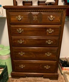 Bassett 5-Drawer Dresser	45x32x18in	HxWxD