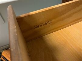 Bassett 5-Drawer Dresser	45x32x18in	HxWxD