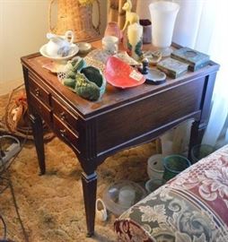 End table contents not incl. on wheels, one kn ...