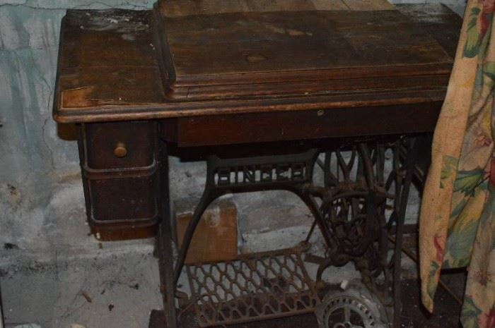Tredle sewing machine Singer damaged in basem ...