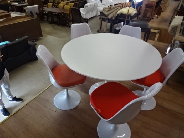 Modern White Table w/5 Chairs