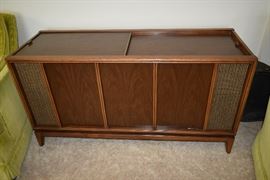 MAGNAVOX CONSOLE STEREO-WORKS GREAT