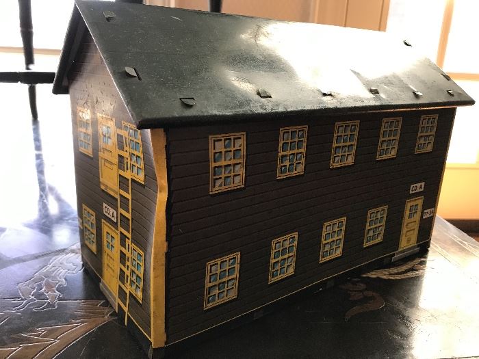 Vintage toy ~ army barracks