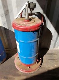 #78: 16 Gallon Chevron Oil Drum(Empty) with Dolly and Pump
16 Gallon Chevron Oil Drum(Empty) with Dolly and Pump