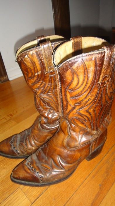 Men's cowboy boots, size 9
