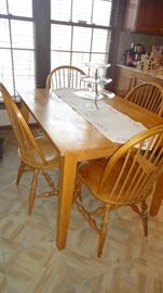 Kitchen table w/ 4  chairs 