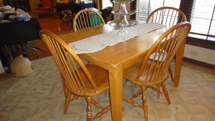 Kitchen table w /4 chairs