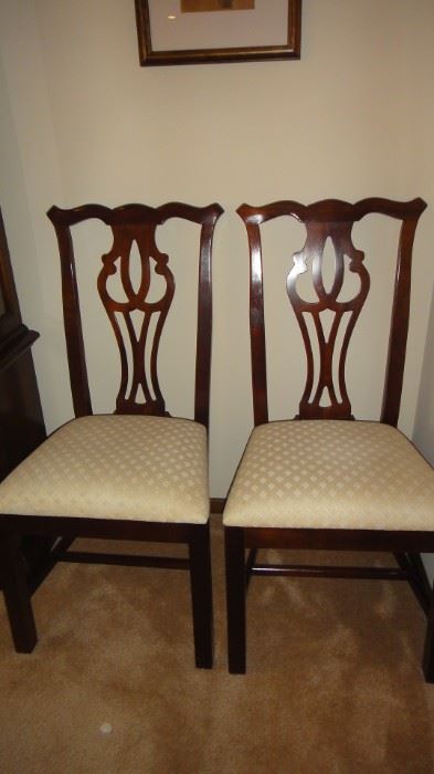 Thomasville Dining Room set w/ 6 Chairs, 2 leaves. Matching China cabinet