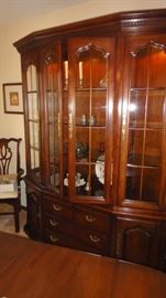 Thomasville Dining Room set w/ 6 Chairs, 2 leaves. Matching China cabinet