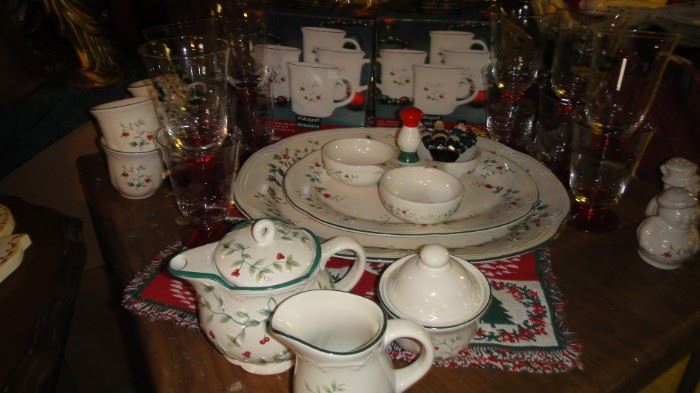 Christmas Dishes, Pflatzgraff "Winterberry"