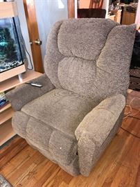 FULL BODY ELECTRIC CHAIR RECLINER WITH BUILT -IN HEAT THERAPY.