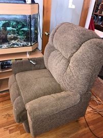 FULL BODY ELECTRIC CHAIR RECLINER WITH BUILT -IN HEAT THERAPY.