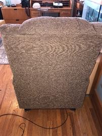 FULL BODY ELECTRIC CHAIR RECLINER WITH BUILT -IN HEAT THERAPY.