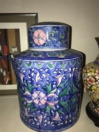 LARGE ROUND CERAMIC URN