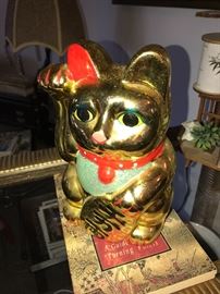 JAPANESE MANEKI NEKO LUCKY CAT BECKONING CAT
