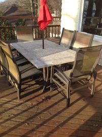 Stunning Mable top look patio table w 6 chairs