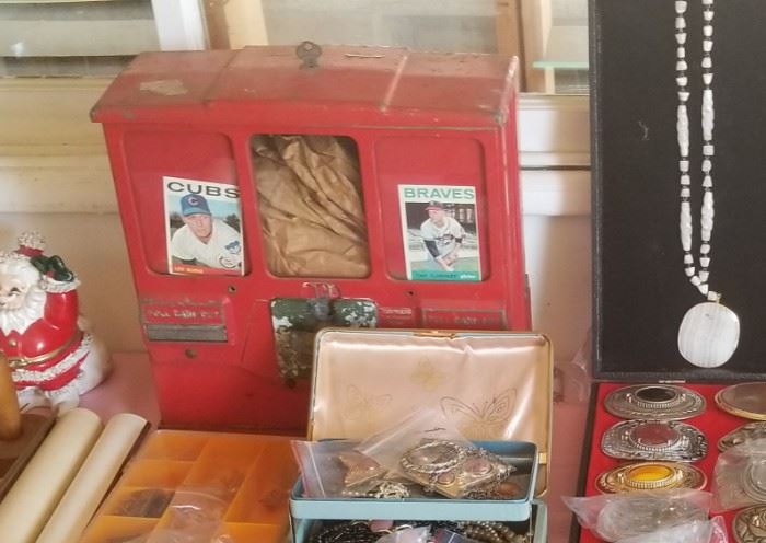 1950 trading card vending machine...all complete 