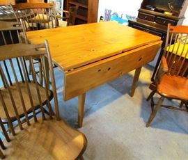 Pine dropleaf table, in near-perfect condition