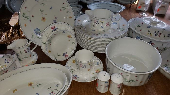 Mikasa Maxima Sorrento many pieces