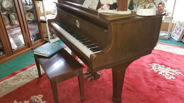 baby grand piano