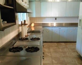 Go back in time with this awesome kitchen! If you want it please bid. We will set up a time suitable to remove it.