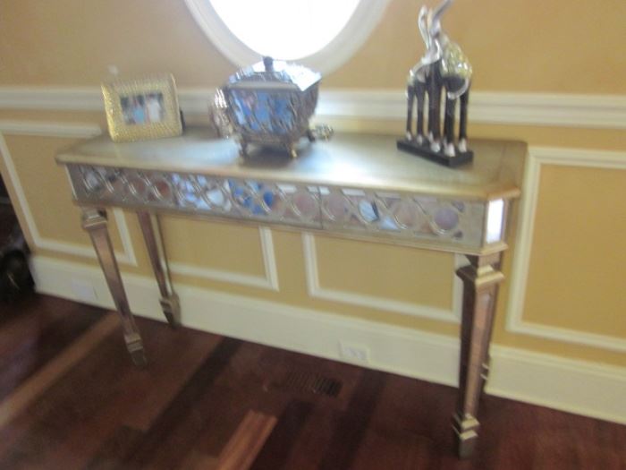 MIRRORED CONSOLE TABLE FOR ANY ROOM