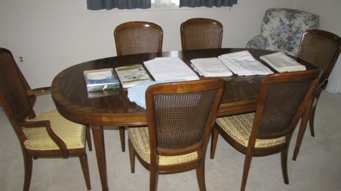 dining room table & 5 chairs 