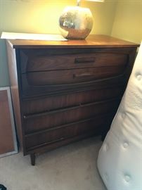 #29 mid century chest of drawers as is 5 drawers 38x18x40 75.00