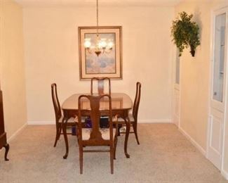Nice dining table with 4 chairs.
